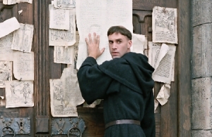 Lutero pregando as 95 teses na porta do templo